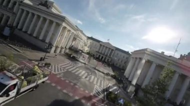Bu nefes kesici FPV İnsansız Hava Aracı görüntüsü sizi Varşova, Polonya 'nın göbeğine doğru heyecanlı bir yolculuğa çıkarıyor. Video, şehir simgelerini gözler önüne seriyor.