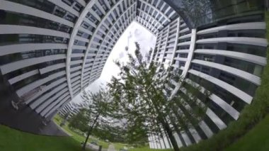 Bu, yeşil avlusu olan modern bir ofis binasının sanal bir turu. Video 360 derece, ve farenizi kullanarak olay yerinde gezinebilirsiniz. Bina cam ve çelikten yapılmıştır.