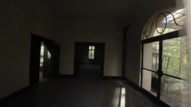 Bu video sizi terk edilmiş ve aşırı büyümüş bir malikaneye götürüyor. Gizli geçmişini ve unutulmuş hikayelerini ortaya çıkarıyor. Malikanenin ürkütücü sessizliğinde yürürken, bir şey keşfedeceksiniz.