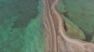 Bu çarpıcı hava görüntülerinde Bahamalar 'da nefes kesen güzel ve tenha bir tropikal kum barı var. Kristal berraklığında turkuaz sular çeşitli canlı deniz yaşamlarına ev sahipliği yapar.
