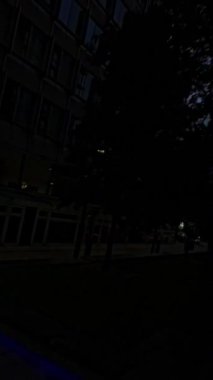 Video gece bir şehir caddesinin görüntüsüyle başlıyor. Cadde sokak lambalarıyla aydınlatılıyor ve binalar karanlık. Microsoft logosu ekranın ortasında. Kamera daha sonra aşağı doğru döner.