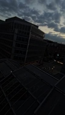 Bu, Sheffield, İngiltere 'nin gece vakti çekilmiş güzel bir drone videosu. Video, şehir merkezini, Microsoft binasını ve arka plandaki diğer yüksek binaları görerek başlıyor. İHA o zaman.