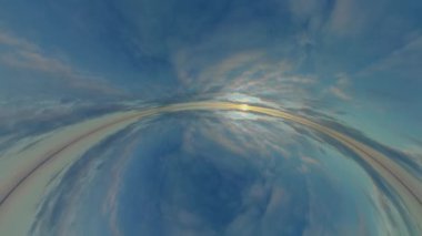 Kendinizi 360 derecelik çarpıcı çekimlere yakalanmış engin okyanusta batan güneşin nefes kesici güzelliğine daldırın. Bu büyüleyici video sizi ufuk boyunca büyüleyici bir yolculuğa çıkarıyor.