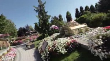 Bu büyüleyici bir sanal tur canlı çiçeklerle, yemyeşil ve sakin yollarla dolu çarpıcı bir bahçe. Bahçe, rengarenk çiçeklerle dolu gözler için bir ziyafet.