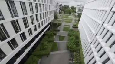 Bu videoda güzel manzaralı bir avlu ve huzurlu yürüyüş yollarının yer aldığı modern bir ofis parkı sergileniyor. Park hareketli bir şehrin tam göbeğinde yer almaktadır.