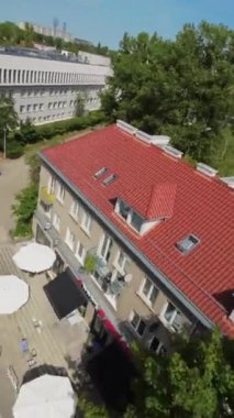 Polonya 'nın Lublin kentindeki bu büyüleyici hava turu, şehrin en ikonik simgelerini ve gizli mücevherlerini kuş bakışı görmemizi sağlıyor. Tarihi Eski Şehir 'den modern üniversite kampüsüne, bu video