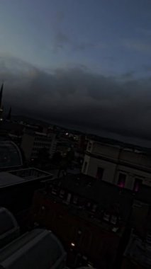 Bu nefes kesen video Sheffield 'ın gece görüntülerini sunuyor. Videoda şehirlerin muhteşem mimarisi sergileniyor. Buna ikonik Barış Bahçeleri, Sheffield Katedrali ve Sheffield Üniversitesi de dahil.