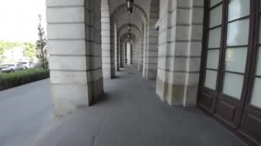 Bu FPV İlk İnsansız Hava Aracı görüntüsü sizi Polonya 'daki Varşova Üniversitesi' nin çarpıcı mimarisine doğru nefes kesici bir yolculuğa çıkarıyor. Video, etkileyici neoklasik...