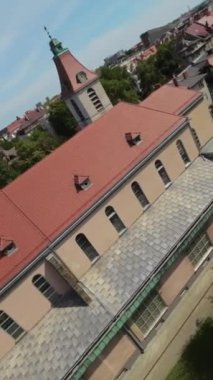 Bu büyüleyici hava turu sizi bir şehrin şehir manzarasında nefes kesici bir yolculuğa çıkarıyor. Kalabalık sokaklardan, yükselen gökdelenlerden dingin parklara ve gizli mücevherlere kadar.
