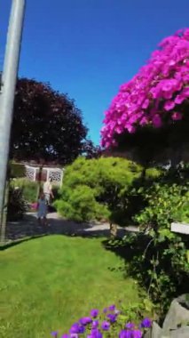 Hamburg, Almanya 'daki dünyanın en büyük model demiryolu boyunca bir yolculuğa çıkın. Bu inanılmaz minyatür dünyada 15.000 feet 'ten fazla ray, 1.000 tren ve 300.000 insan var. Gördün mü?