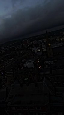 York, İngiltere 'nin bu nefes kesici insansız hava aracı görüntüleri tarihi binaların ve sokakların çarpıcı mimarisini yakalıyor. Görüntü, şehrin zengin tarihini gözler önüne seriyor.