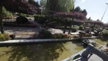 Kendinizi büyüleyici bir bahçe cennetinin büyüleyici güzelliğine daldırın. Videomuz sizi büyüleyici bir yolculuğa çıkarıyor. Büyüleyici bir çiçek diyarına. Renkli çiçeklerin ve yemyeşil çiçeklerin olduğu bir yere.