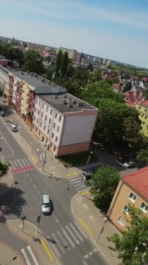 Video, Polonya 'daki Wrocaw Üniversitesi' ndeki Moleküler Biyoloji ve Biyoteknoloji Enstitüsü 'nün havadan görüntüsünü sunmaktadır. Videoda enstitünün modern mimari tasarımı yer alıyor.