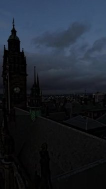 Bu Sheffield, İngiltere 'nin karanlık sokaklarında rahatlatıcı bir yürüyüş. Video, gece şehrin güzelliğini yaşamak isteyenler için mükemmeldir. Sakinleştirici atmosfer ve yumuşak tempo