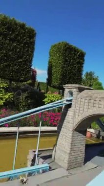 Bu video güzel bir bahçede huzurlu bir yürüyüş. Bahçe renkli çiçekler, yemyeşil ağaçlar ve sakin su özellikleriyle dolu. Video rahatlamak ve stres atmak için mükemmel..