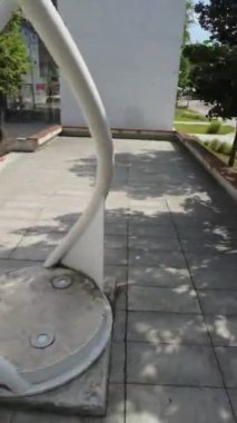 Bydgoszcz, Polonya 'daki Collegium Medicum' un modern mimarisini gösteren kısa bir video. Video, modern mimarinin sergilendiği binanın avlusunda bir yürüyüş içeriyor.