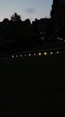 Bu sakinleştirici video sizi Sheffield, İngiltere 'nin karanlık sokaklarında huzurlu bir yürüyüşe çıkarıyor. Nazik ayak sesleri ve ara sıra geçen arabalar rahatlatıcı bir atmosfer yaratıyor.