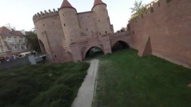 Polonya 'nın tarihi Varşova şehrinde nefes kesici bir FPV insansız hava aracı uçuşu. Video, Royal Castle, Old Town Square ve Barbican gibi ikonik kent simgelerini sergiliyor. Şey...