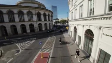 Polonya 'nın Varşova sokaklarında birinci şahıs görüşlü bir FPV uçağı. Video, Kültür ve Bilim Sarayı 'nın yanı sıra modern gökdelenleri de dahil olmak üzere kentin tarihi mimarisini sergiliyor.