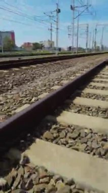 Bu video, kırsal bir tren yolu boyunca rahatlatıcı bir yolculuk. Trenin sakinleştirici sesleri ve huzurlu kırsal bölgeler stresinizi atmanıza ve rahatlamanıza yardımcı olacaktır..