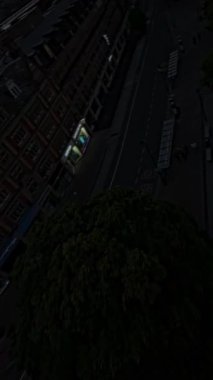 Sheffield Şehir Merkezi 'nin gece çekilen bu nefes kesici drone görüntüsü şehrin sembolik simgeleri ve sokaklarına eşsiz bir perspektif sunuyor. Videoda şehirlerin canlı gece hayatı ve...