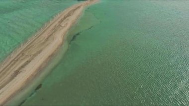 Bu çarpıcı hava görüntüleri okyanusun ortasındaki tenha bir tropikal kum yığınını gösteriyor. Kum tabakası kristal berrak su ve beyaz kum plajlarıyla çevrilidir. Su o kadar berrak ki...