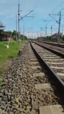 Kırsalda dinlendirici bir tren yolculuğu. Video, tren yolculuğunun birinci şahıs perspektifi, kamera trenin önüne monte edilmiş. Videoya şu sesler eşlik ediyor: