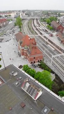 Bu büyüleyici hava turu, Polonya 'nın Varşova kentsel manzarası, tarihi yerleri ve modern mimari harikaları ile kuş bakışı görüntüler sunmaktadır. Hareketli şehir merkezinden