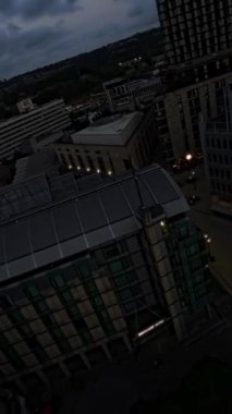 Bu nefes kesici drone görüntüsü sizi İngiltere 'nin Sheffield şehrinde büyüleyici bir yolculuğa çıkarıyor. Video, Barış Bahçeleri ve Sheffield 'ın da aralarında bulunduğu çarpıcı şehir manzarasını gösteriyor.