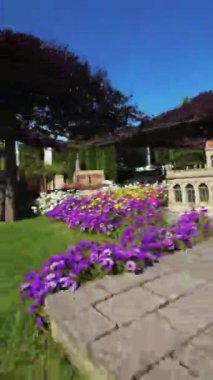 Canlı çiçeklerle süslenmiş büyüleyici bir minyatür şehirde keyifli bir gezinti yapın. Bu büyüleyici video, bu büyüleyici dünyanın karmaşık detaylarını incelerken eşsiz bir perspektif sunuyor.