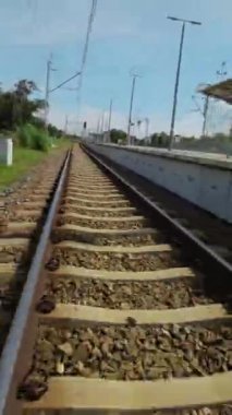 Polonya 'nın Opole şehrinde bir tren yolculuğu. Zengin bir tarihi ve kültürü olan güzel bir şehir. Video, Opole Gwne tren istasyonu da dahil olmak üzere en ünlü şehirleri görmek için harika bir yol.