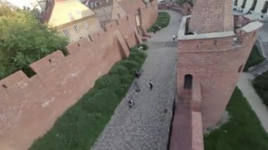 Bu büyüleyici drone görüntüsü sizi Polonya 'nın antik Varşova şehrinde büyüleyici bir yolculuğa çıkarıyor. 16. yüzyılda Barbican 'ın çarpıcı kırmızı tuğlalı mimarisine hayran kaldım.