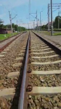 Kırsalda dinlendirici bir tren yolculuğu. Video, tren yolculuğunun birinci şahıs perspektifi ve rayları, geçen sahneleri ve ara sıra gelen istasyonları gösteriyor. Bu video...