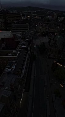 Sheffield Şehir Merkezi 'nin gece çekilen bu nefes kesici drone görüntüsü şehrin sembolik simgeleri ve sokaklarına eşsiz bir perspektif sunuyor. Videoda şehrin hareketli gece hayatı, hareketli