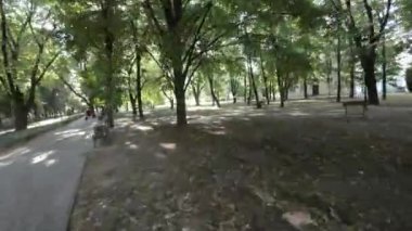 Polonya 'nın Varşova kentindeki bir parktan geçen birinci şahıs görüntüsü. Video, parkta uçan bir dronun perspektifinden çekildi ve parkların birçok özelliğinin benzersiz bir görüntüsünü sağlıyor.