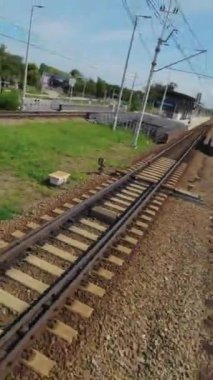 Şehre giden bir tren yolculuğu. Video, trenin perspektifinden çekiliyor ve rayları, geçen manzarayı ve ara sıra gelen istasyonları gösteriyor. Video rahatlatıcı ve huzur verici.