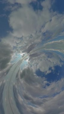 Microsoft tarafından yaratılan bu hızlandırılmış videoda Dünya 'nın 360 derecelik hava görüntüsü yer alıyor. Video, yüksek irtifa balonundan elde edilen görüntülerin bir derlemesi.