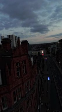 Bu sakinleştirici video sizi İngiltere 'nin Sheffield caddelerinde huzurlu bir yürüyüşe çıkarıyor. Ayak seslerinin yumuşak sesi ve şehir ışıklarının yumuşak parıltısı rahatlatıcı bir atmosfer yaratır.