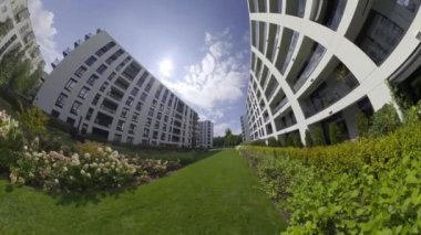 Bu modern bir apartman kompleksinin sanal bir turu. Kompleks, çağdaş mimarisi ve geniş pencereleri olan çok sayıda 4 katlı binadan oluşuyor. Binalar merkezin etrafında yer alıyor.