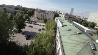 Bu nefes kesici FPV insansız hava aracı sizi Polonya 'nın canlı şehri Varşova' ya götürüyor. Tarihi Eski Şehir 'den modern gökdelenlere kadar tüm bunları göreceksiniz.