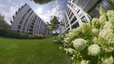 Bu modern bir apartman kompleksinin sanal bir turu. Kompleks yemyeşil ile çevrilidir ve bir yüzme havuzu, fitness merkezi ve oyun alanı da dahil olmak üzere çeşitli konforlara sahiptir. Şey...