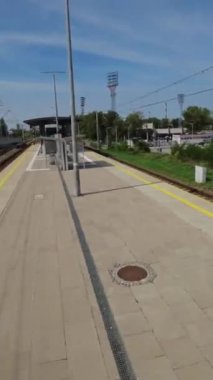 Bu bir tren istasyonunun perspektifinden çekilmiş hızlandırılmış bir video. Video, istasyon platformunu, rayları ve çevre alanı gösteriyor. Video hızlandırıldı, bu yüzden insanların hareketi
