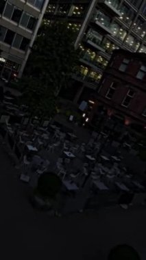Bu sakinleştirici video sizi İngiltere 'nin Sheffield caddelerinde huzurlu bir yürüyüşe çıkarıyor. Ayak seslerinin yumuşak sesi ve şehir ışıklarının yumuşak parıltısı rahatlatıcı bir atmosfer yaratır.