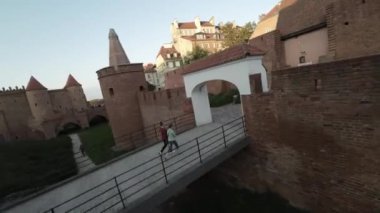 Polonya 'nın Varşova kentindeki tarihi Old Town' dan geçen sinematik bir FPV insansız hava aracı. Videoda Barbican, Royal Castle ve Old Town da dahil olmak üzere şehrin güzel mimarisi sergileniyor.