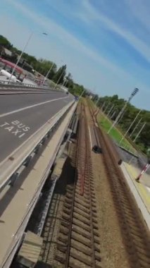Polonya 'nın Opole şehrinde bir tren yolculuğu. Zengin bir tarihi ve kültürü olan güzel bir şehir. Video, Opole Gwne tren istasyonu da dahil olmak üzere en ünlü şehirleri görmek için harika bir yol.