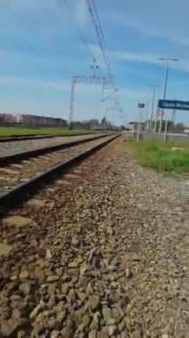 Kırsalda dinlendirici bir tren yolculuğu. Video, tren yolculuğunun birinci şahıs perspektifi, kamera trenin önüne monte edilmiş. Videoya şu sesler eşlik ediyor: