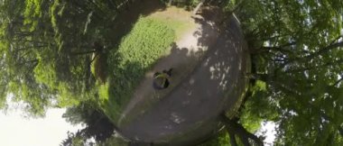 Dağ bisikletinin heyecanını sürücünün gözlerinden bu 360 derecelik video ile yaşayın. Sürücü, gür ağaçlarla çevrili dolambaçlı bir orman patikasında gezinirken onu takip edin.