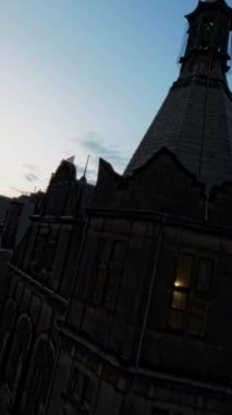 Bu büyüleyici video sizi İngiltere 'nin Sheffield caddelerinde güneş batarken ve şehir ışıkları parıldamaya başladığında sanal bir gezintiye çıkarıyor. Koyu gökyüzü huzur veren bir zemin sağlar