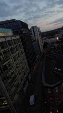 Video, gün batımında Sheffield şehir merkezinin geniş açılışıyla başlıyor. Gökyüzü mavidir ve binalar, sokak lambalarının sıcacık parıltısıyla ve batan güneşin ışığıyla aydınlanır.