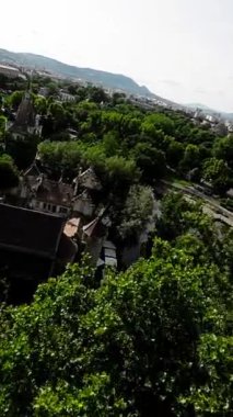 Bu, güzel bir parkta yürüyüşün rahatlatıcı ve huzurlu bir videosu. Bereketli yeşil ağaçlar, sakin göl ve cıvıldayan kuşlar gevşemek ve dinlenmek için mükemmel bir atmosfer yaratırlar..